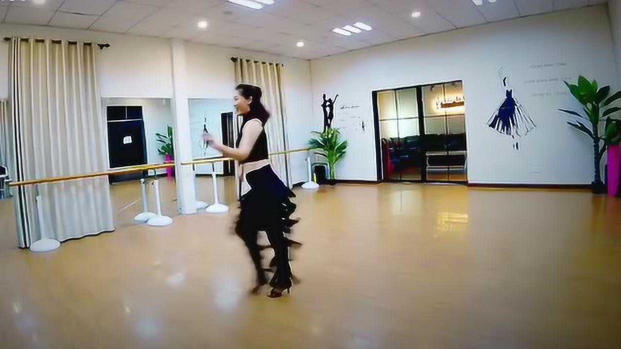美女用抖音神曲跳拉丁舞毫无违和感越看越喜欢