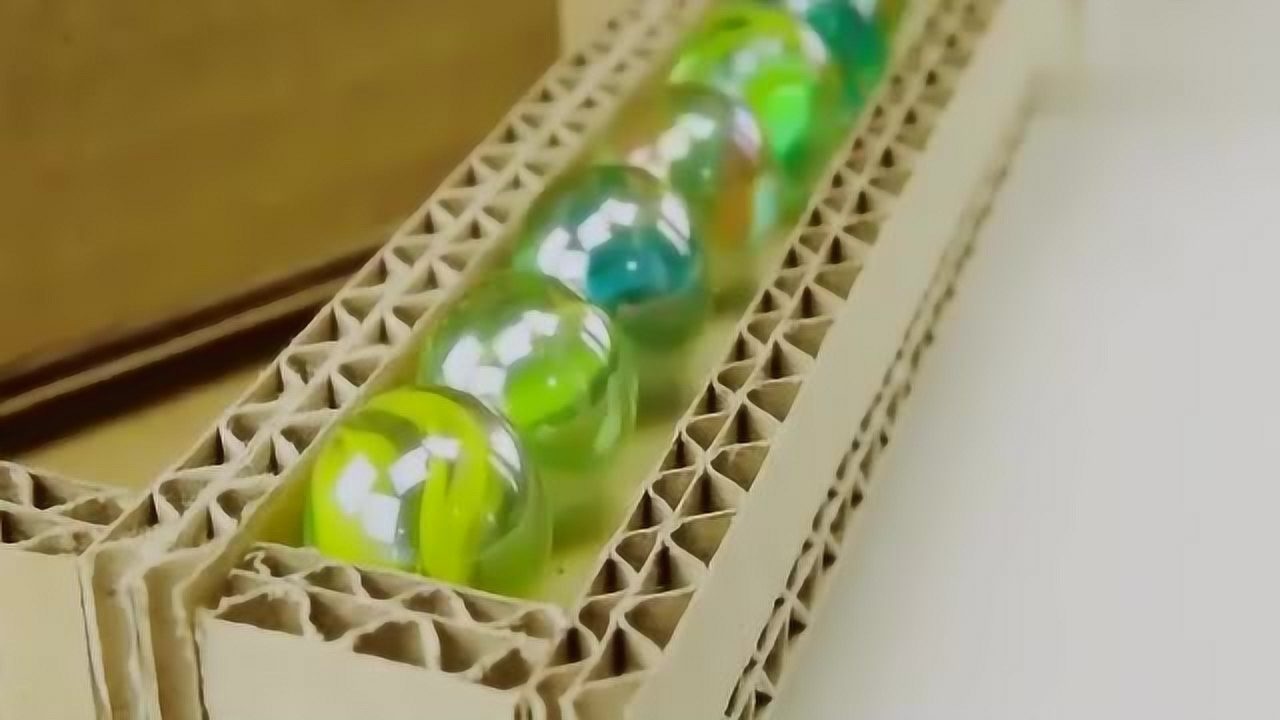 强迫症福利!这样制作的玻璃珠玩具真的是好玩极了