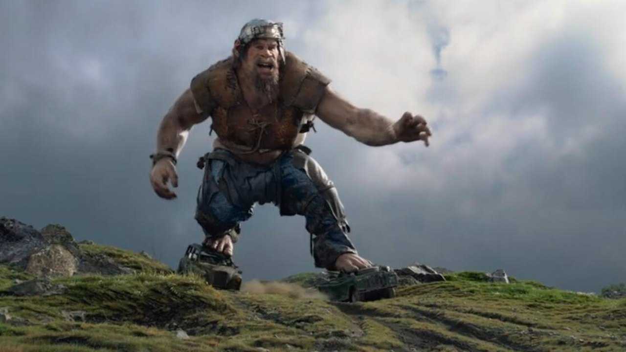 巨人之间的游戏人类就在巨人踩在脚底下的车里