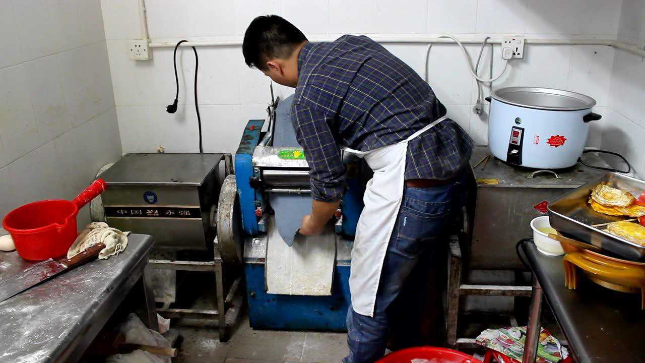 哈欧机械教你如何纯手工制作锅贴馍锅巴馍馍机
