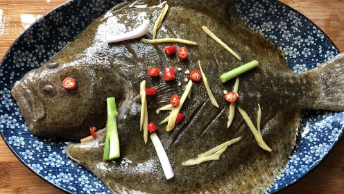 0:05:15巨浪打得海水发浑,超大海鱼躲进水坑,渔妹双手用上都按不住时