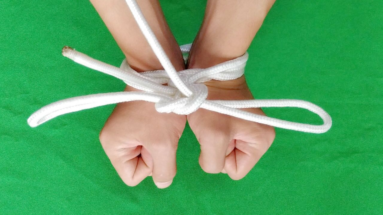 双手被死死绑住,如何3秒瞬间逃脱?这是我看过最厉害的魔术