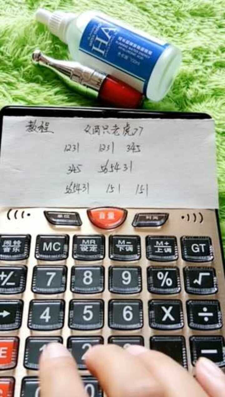 女子在家用计算器弹音乐,《两只老虎》,太好听了!