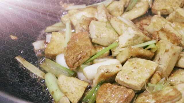 农家葱爆豆腐,做法超简单,吃了还想吃