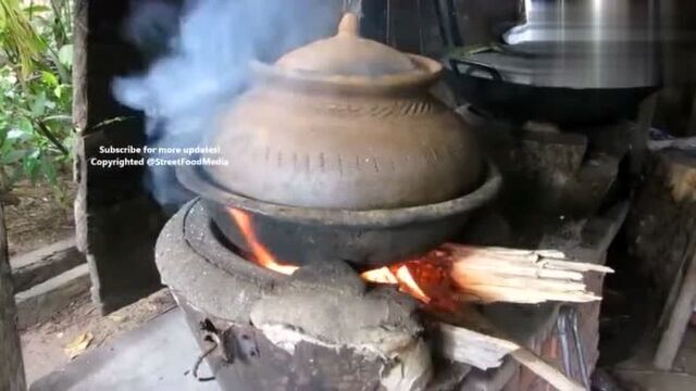 美食:东南亚料理 砂锅炖鸡,汤白肉嫩!很有营养,美女也漂亮