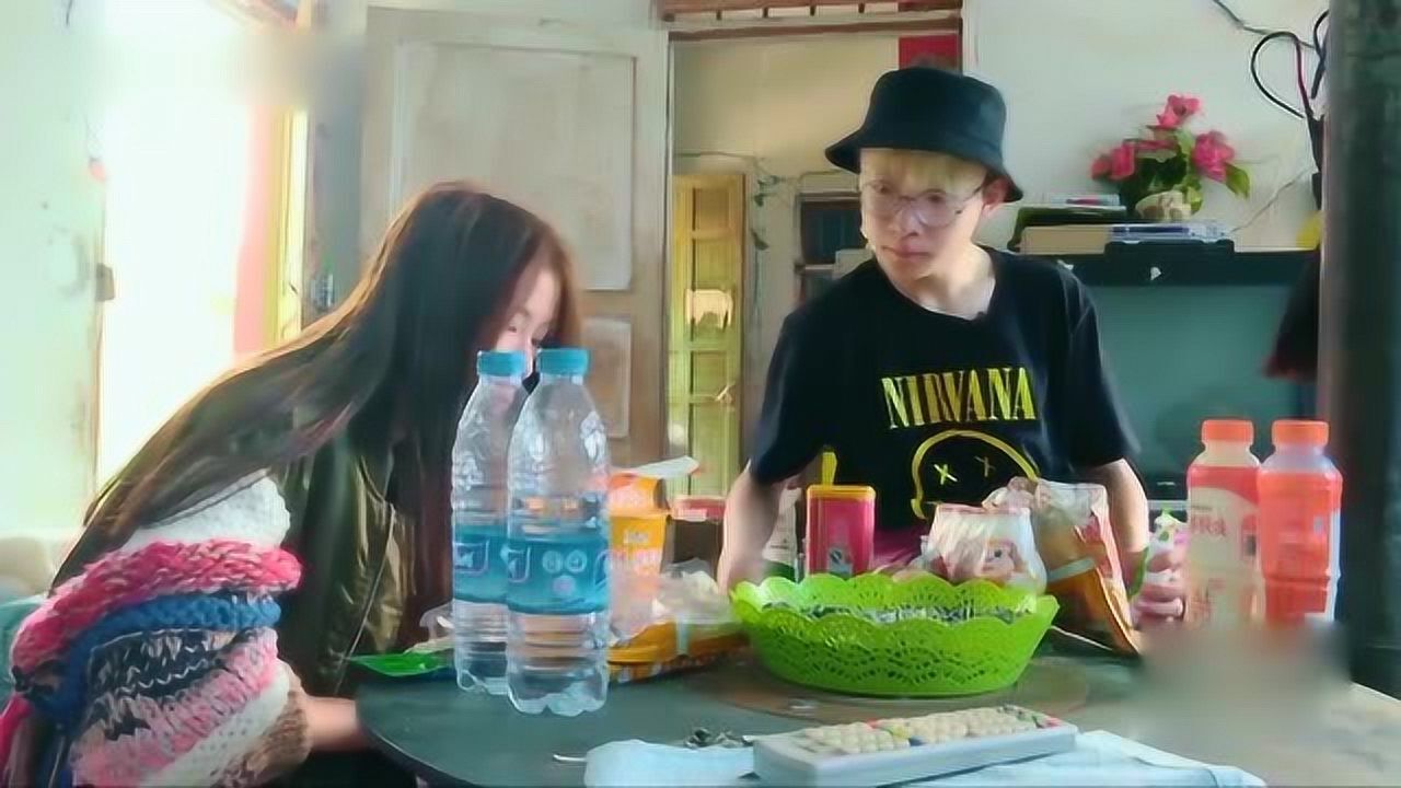 变形计马艺华与刘思琦牵手下山直接进小卖部赊账