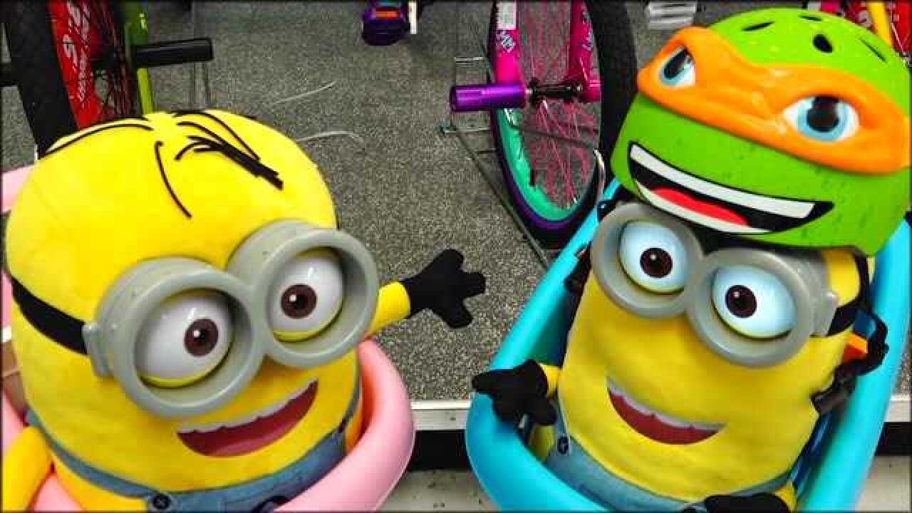 熊孩子们玩具店里挑选中了两个可爱的玩偶萌娃是不是很有趣