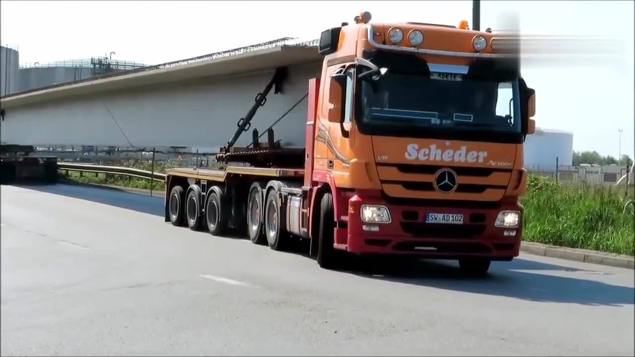 原来如此这种超长半挂车,前后都有司机控制