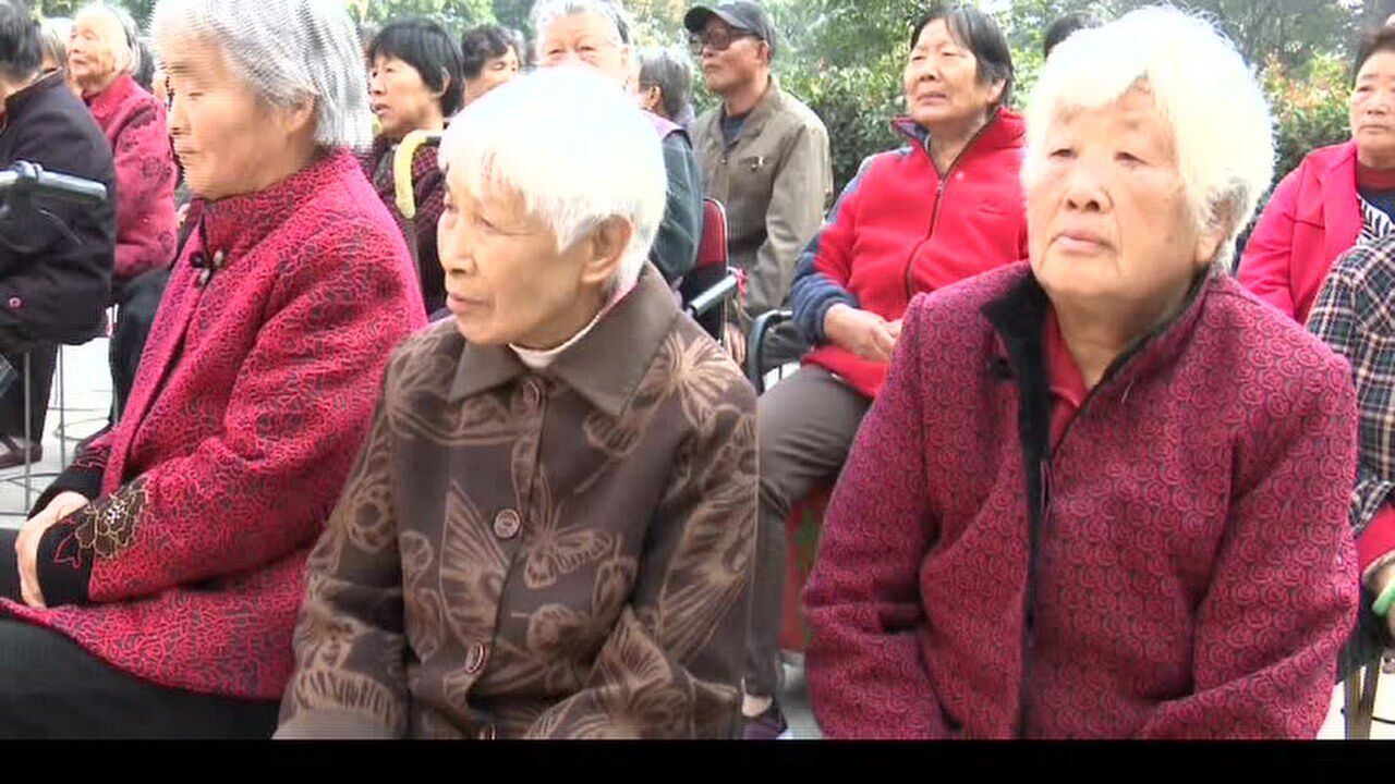 漯河市丁湾村举办重阳节敬老活动