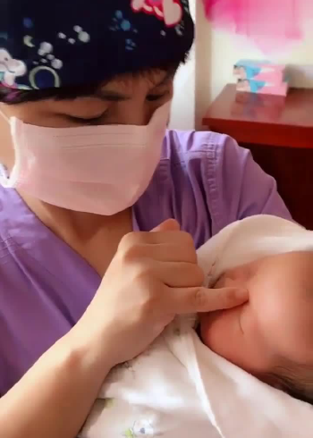 新生儿泪囊管堵塞有黄色分泌物月嫂教你按摩手法轻松化解