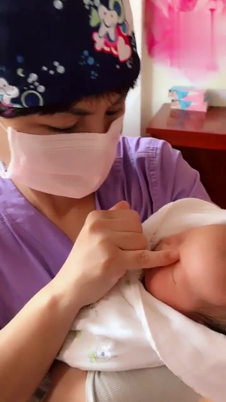 新生儿泪囊区按摩手法图片