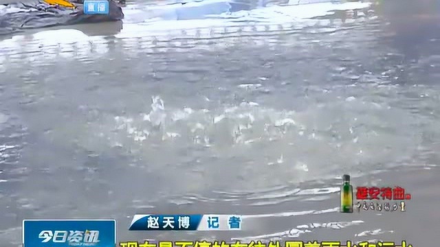 邢台沙河:降雨一来小区门前积水成河 排水井臭水向外猛喷