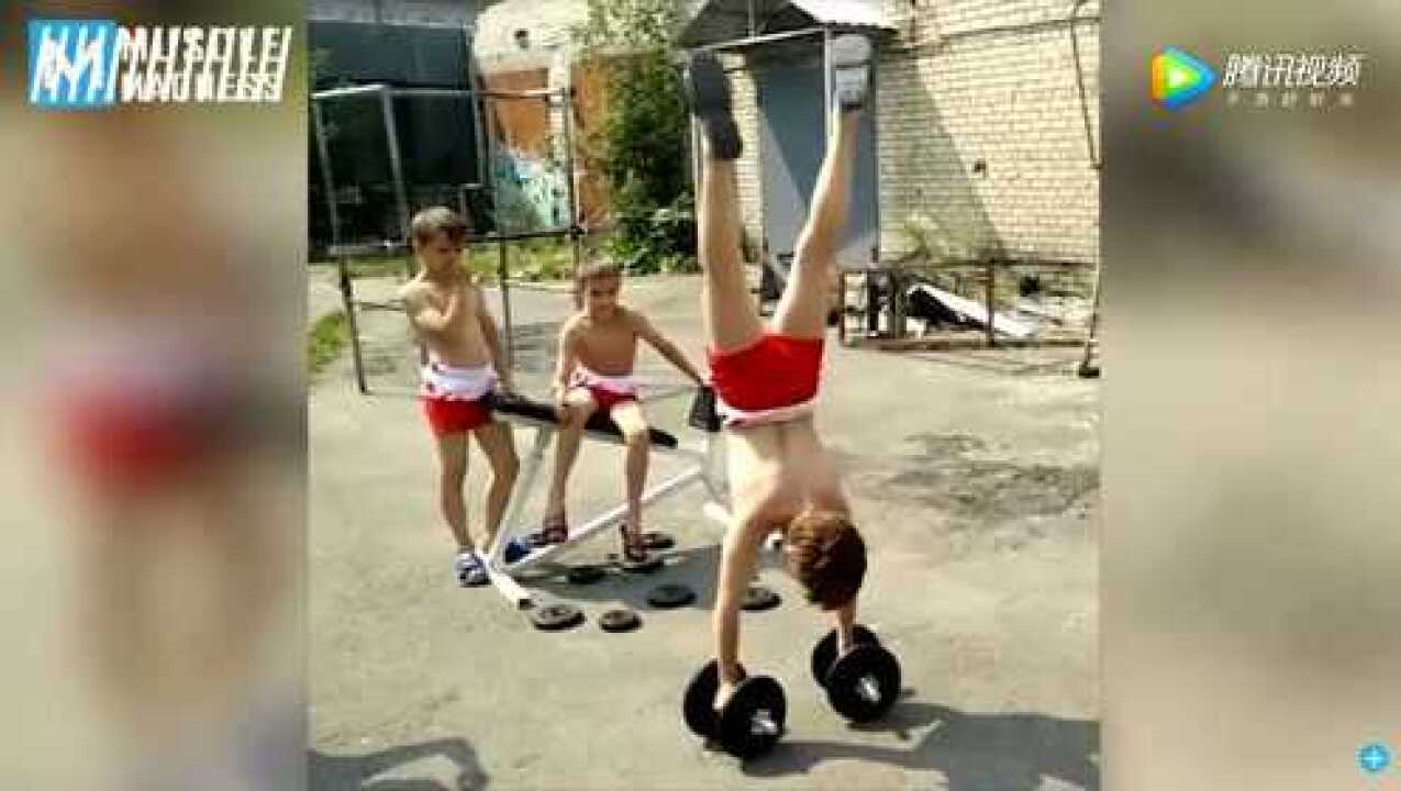 这个13岁小男孩太牛了！不仅有6块腹肌，身材还能呈“V字”！_腾讯视频