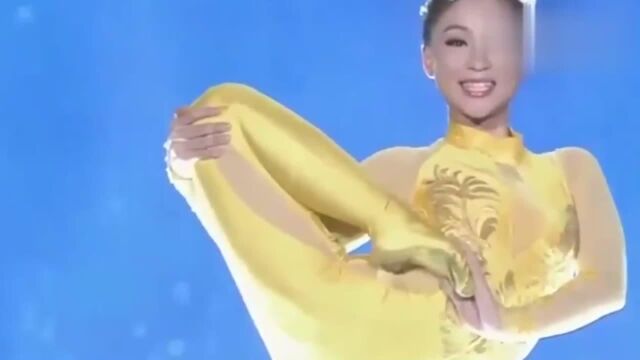 美女穿金衣在舞台上表演柔术,这优美的身形,让人连声赞叹!