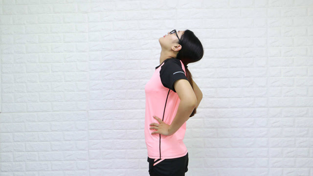 1套颈椎操每天花5分钟活动下轻松活动筋骨预防颈椎病