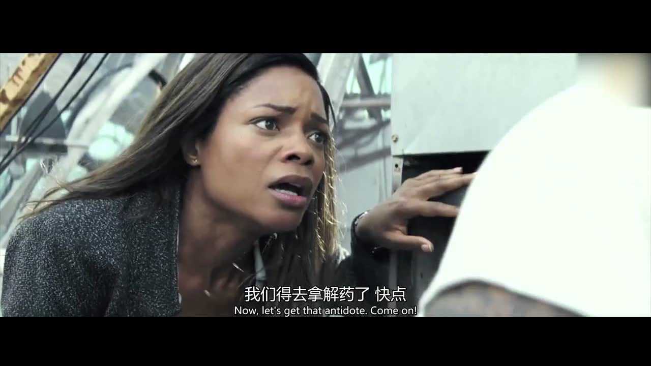 大猩猩发狂拆楼巨石强森让它活吞美女吃解药