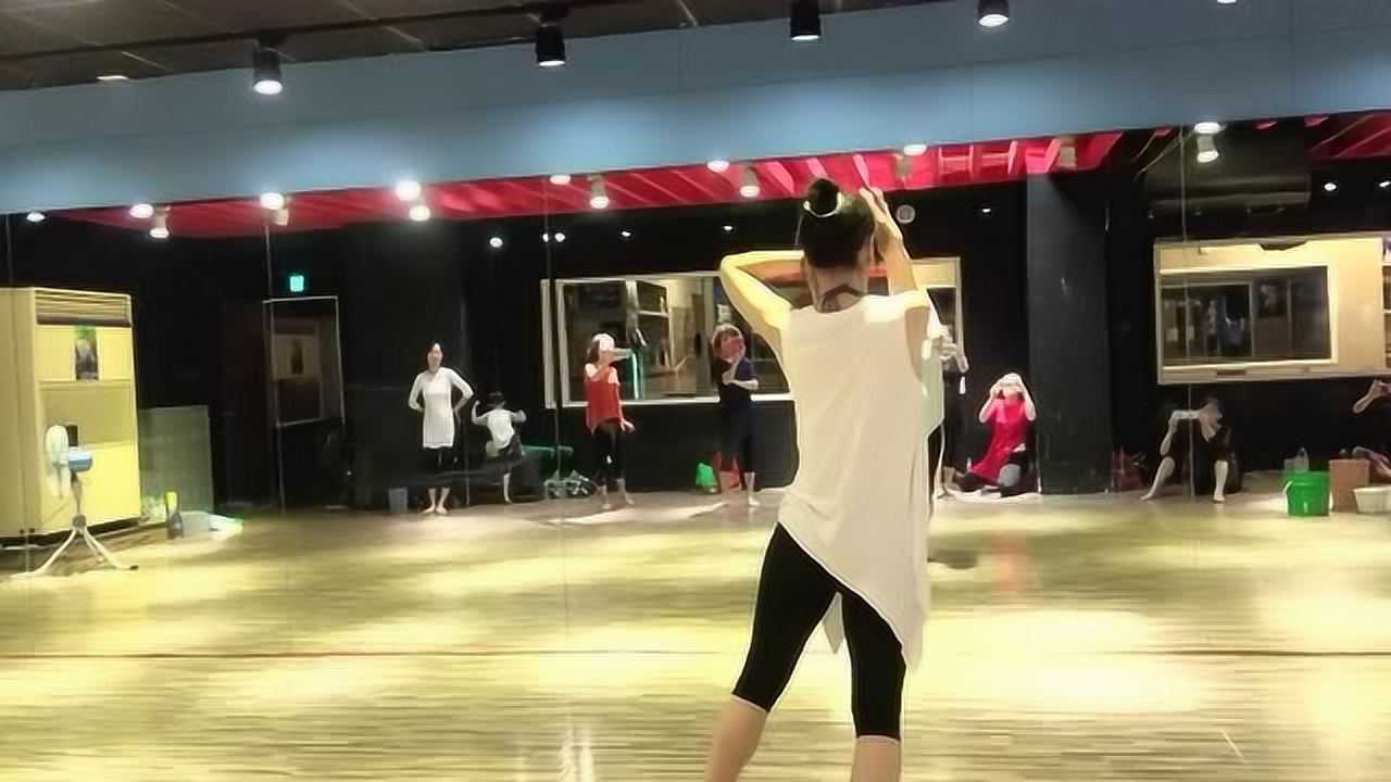 宅家舞蹈教程:现代舞_现代舞独舞《SOLO》流行舞蹈视频轻松简单易学!_高清1080P在线观看平台_腾讯视频