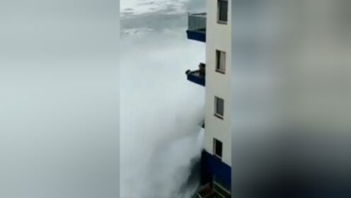海啸横扫西班牙海边公寓，窗台瞬间被拍碎