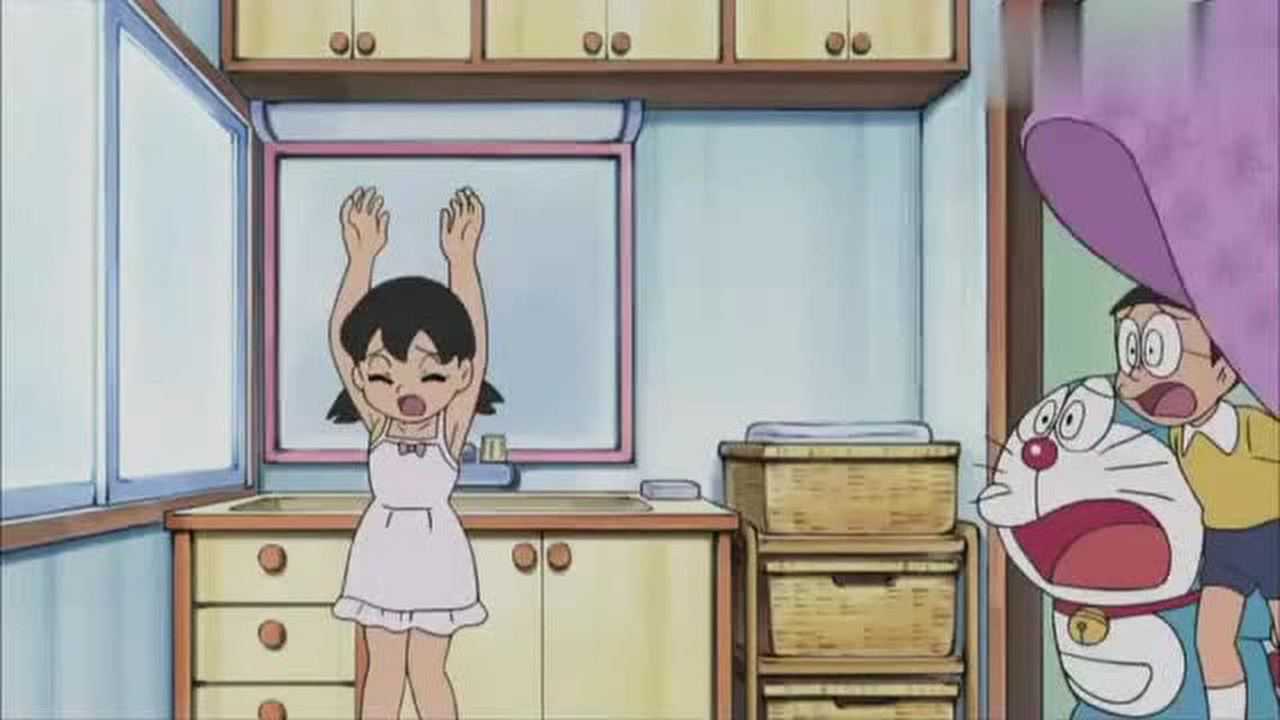 哆啦a梦:静香洗澡的时候裙子直接飞走了,没想到大雄在旁边