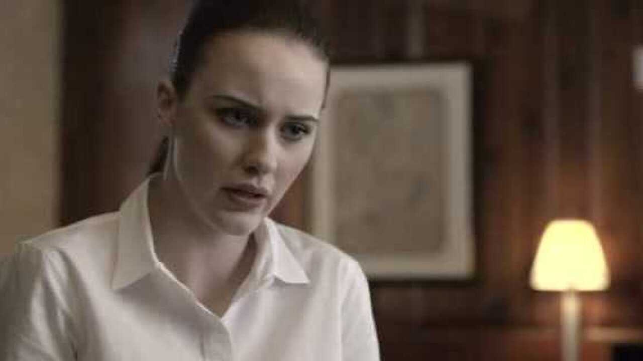 纸牌屋第2季道格来到瑞秋工作的餐厅告诉她赶紧辞职