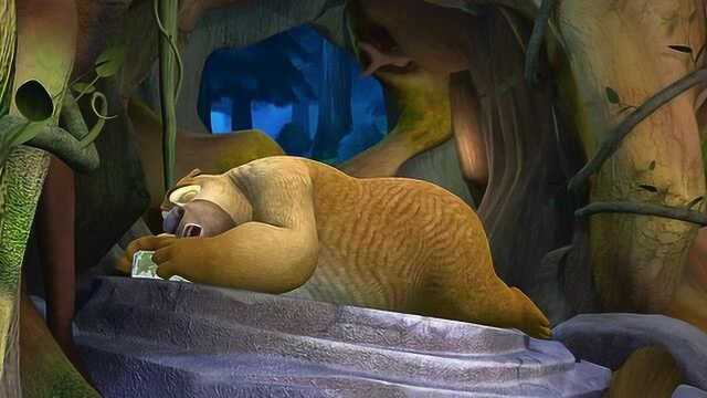 熊出没:熊大晚上睡觉闻到一股异味,起来一闻发现是熊二散发的