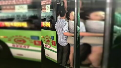 上班族挤公交车真的太可怕了,辛苦啊