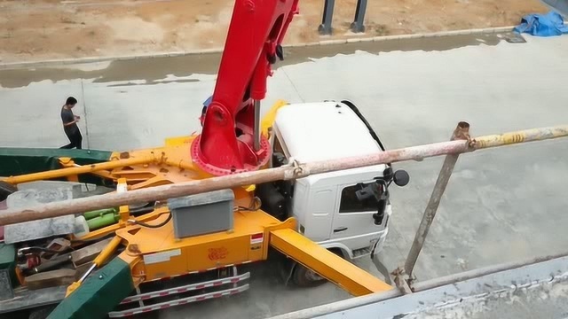 九合重工混泥土泵车施工打料视频