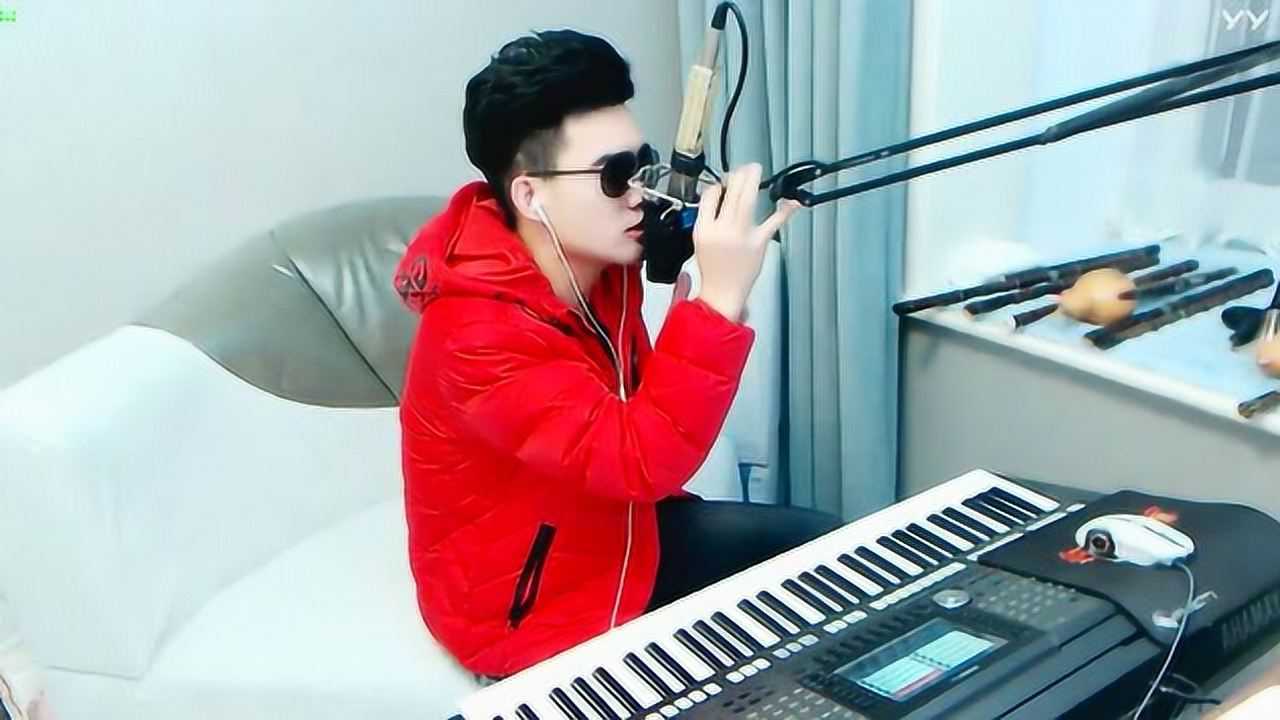 音乐奇才纪伟演唱歌曲《左手摸右手》