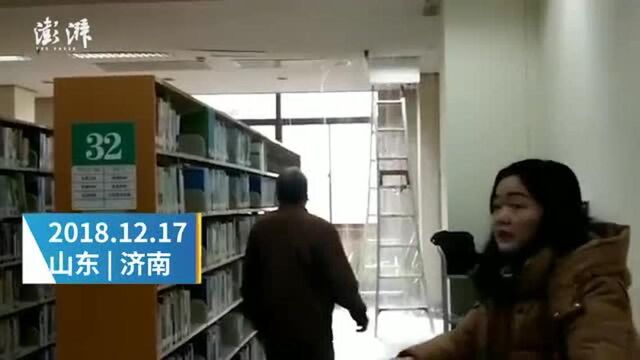 山东省图书馆成水帘洞,读者“抢救”书籍