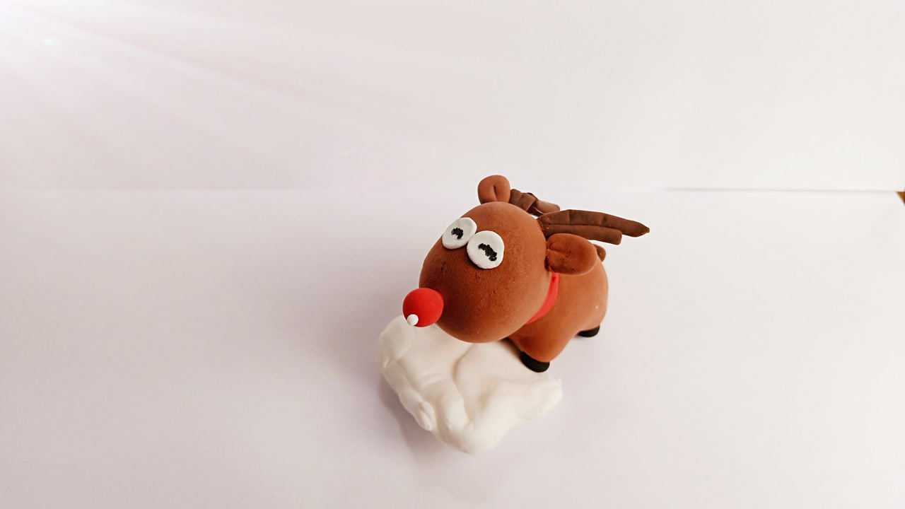 超轻粘土做的圣诞麋鹿摆在自己的书桌前真的太可爱啦