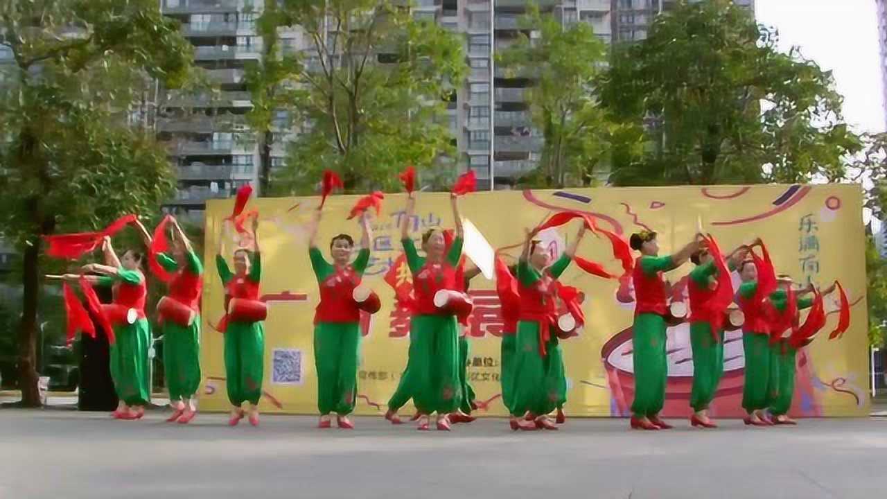 广场舞汇演 大妈们的腰鼓舞《中国范儿》精彩!
