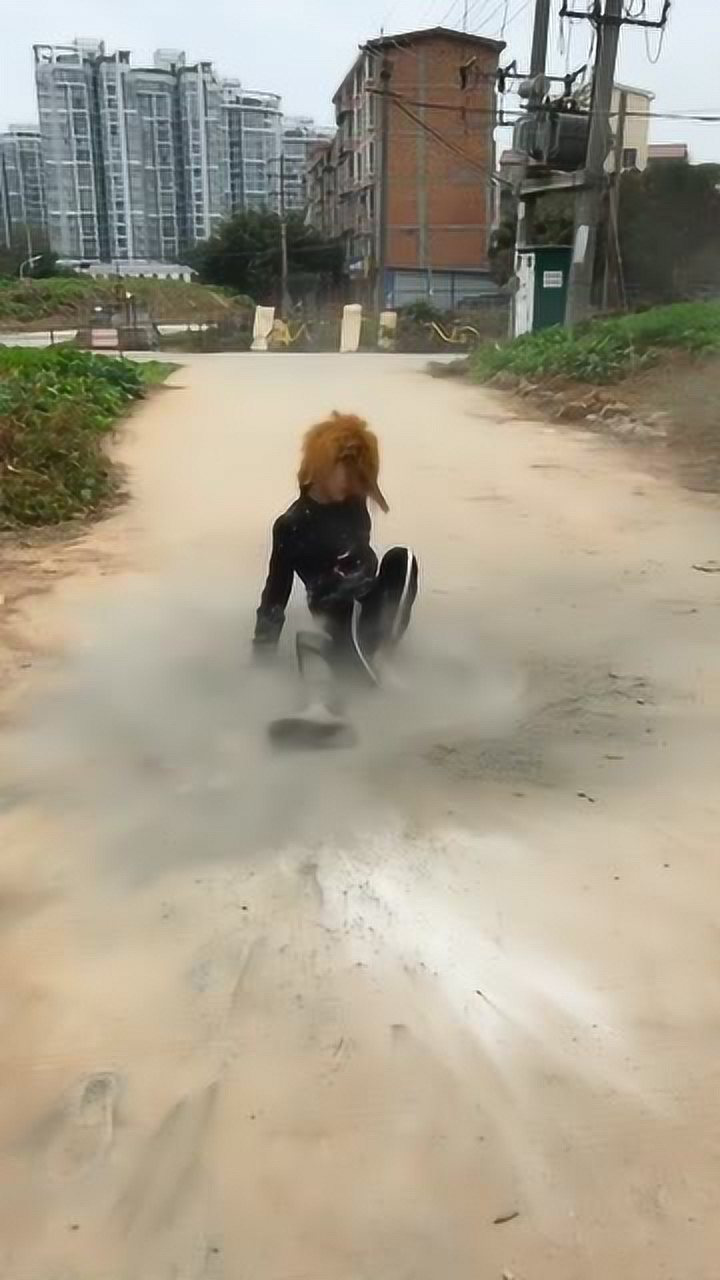 葬爱家族重新复活,熟悉的音乐响起,小伙在乡间土路上跳嗨了!