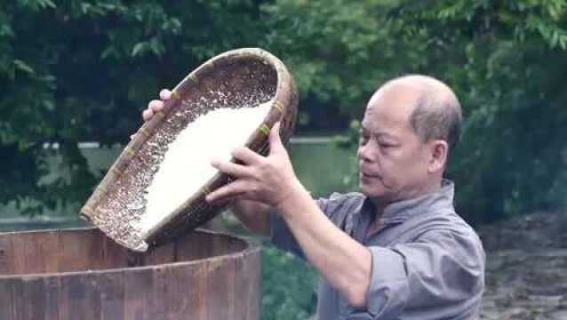 两次熬煮,一次蒸馏酿成的米酒,民间称之为三熬堆花酒