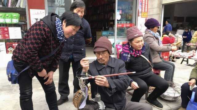 陕南农村集市:农民把自产自销的食品拿来卖,看看都有啥