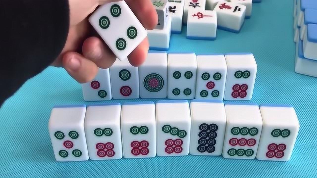 新手小伙打麻将,清一色抓到四筒,自摸了都不知道!