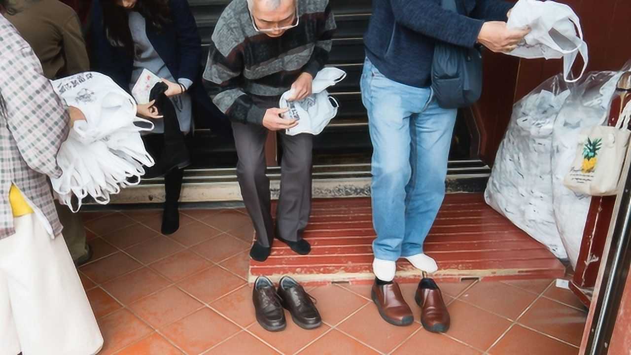 日本人去朋友家做客时一进门就要脱鞋万一碰到脚臭的怎么办