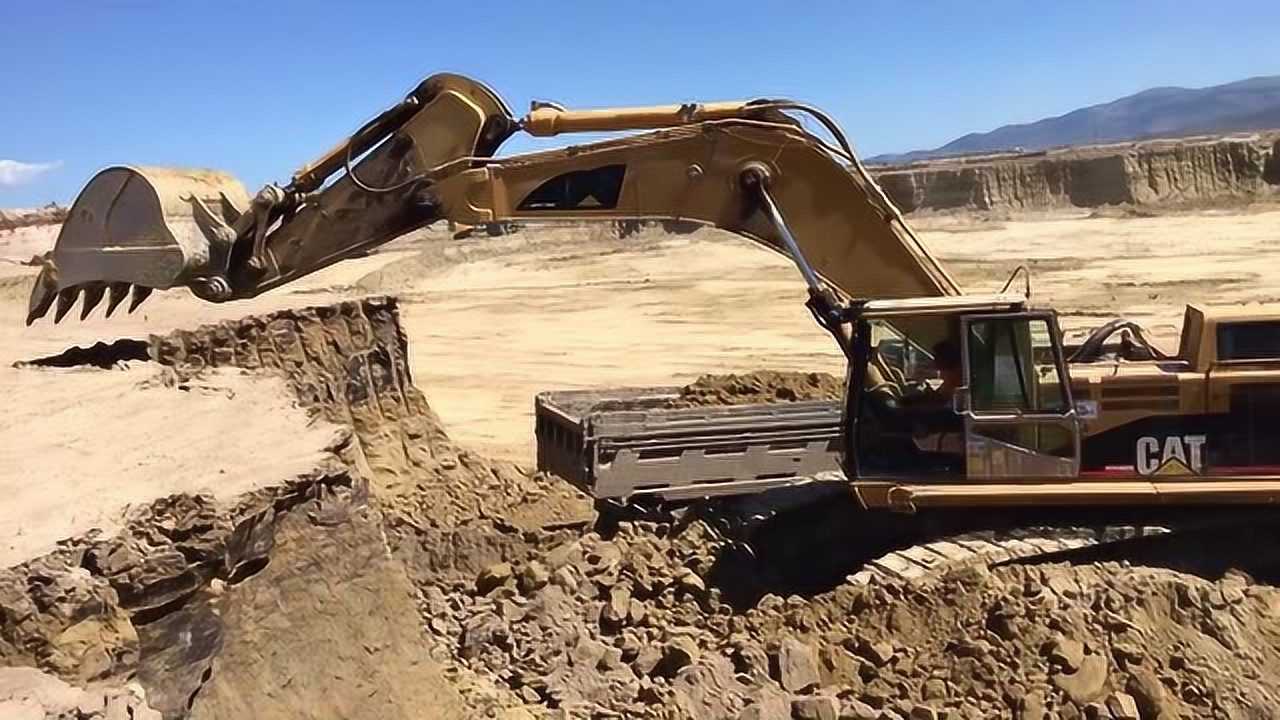 卡特365b大型挖掘机装土作业,这大挖机干活速度就是快!