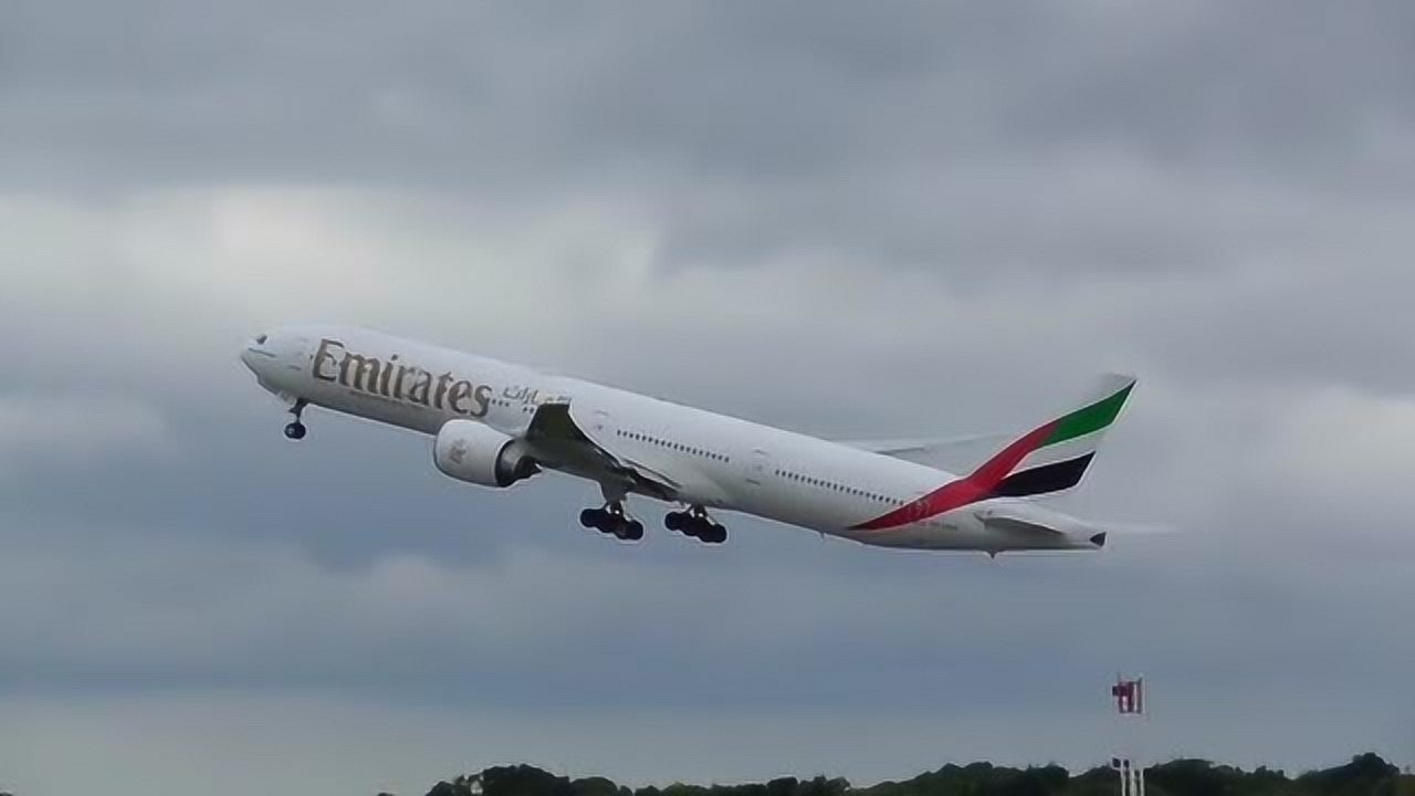 实拍阿联酋航空波音777大型客机起飞