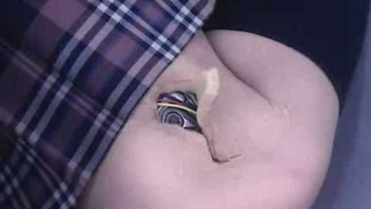 女孩遭遇校园霸凌，坏学生让她脱衣服，她不脱，结果腿被打断了！_腾讯视频