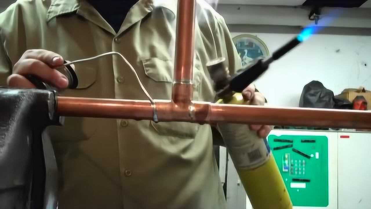 老师傅现场展示铜管的焊接方法，看一遍就学会_高清