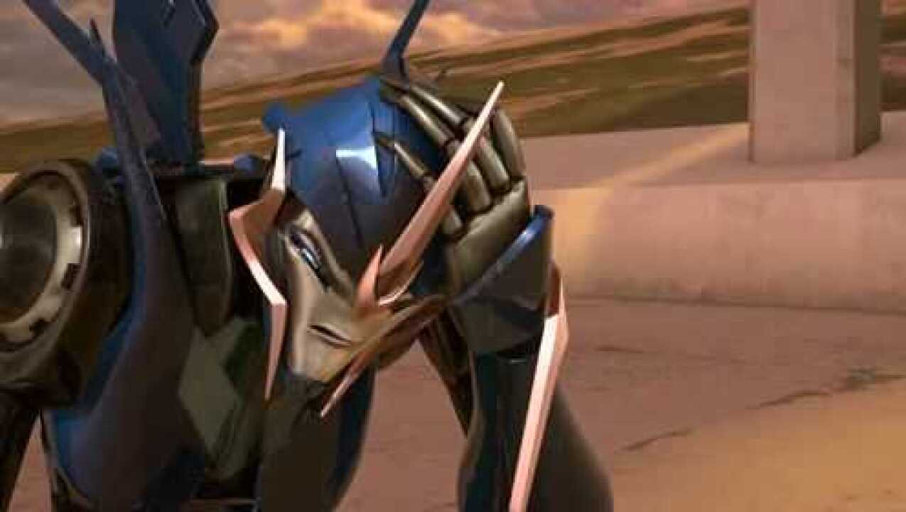 变形金刚阿尔茜被霸天虎击倒在地有生命危险