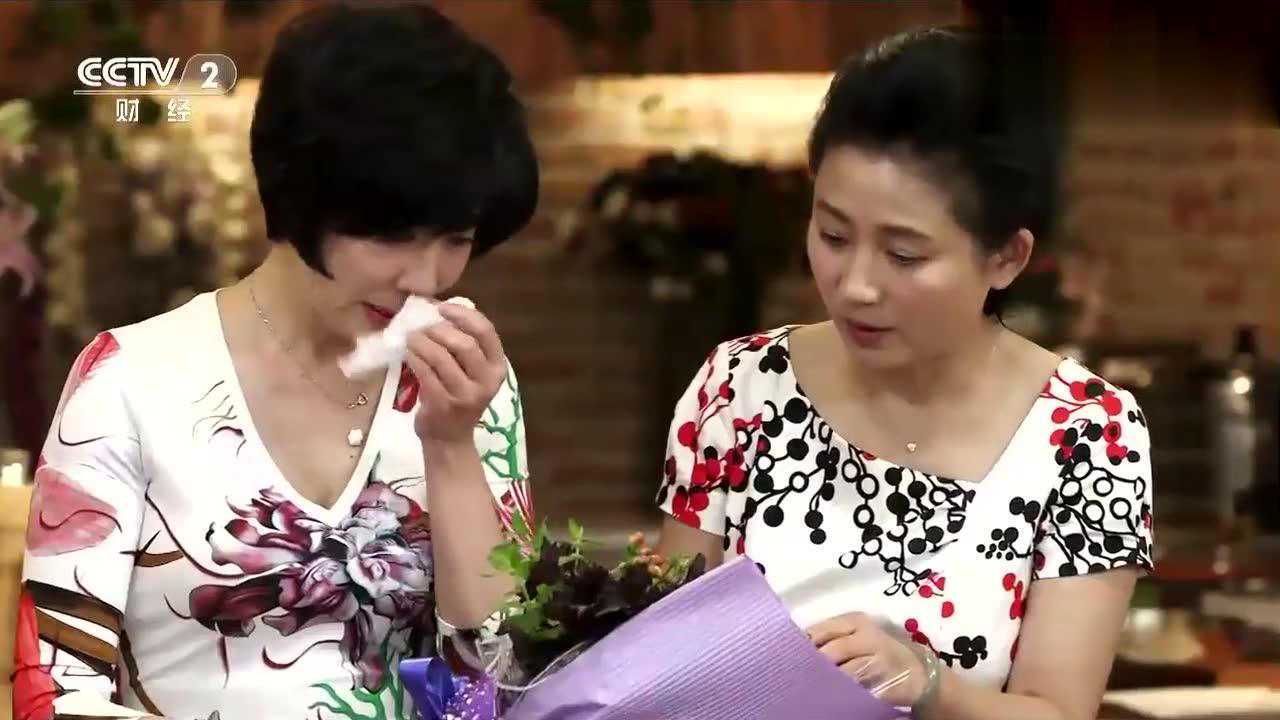 回家吃饭张光北现场给夫人送花感动的不行打开一看全是菜