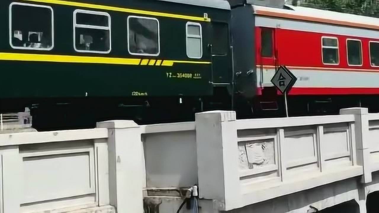 和谐号火车车厢大部分都是红色的中间夹杂着一些绿皮车厢