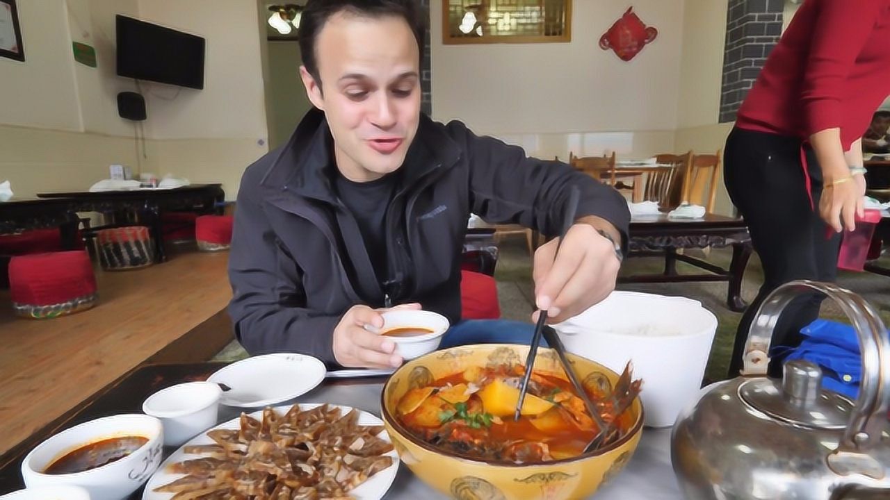 吃货老外:常乐在云南花了205元,整整一大桌子,这可吃过瘾了!