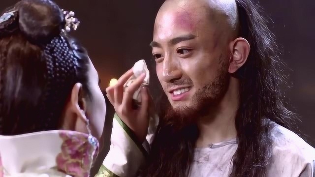 独步天下:东哥给褚英擦脸,褚英虽然坐牢了,却依旧开心