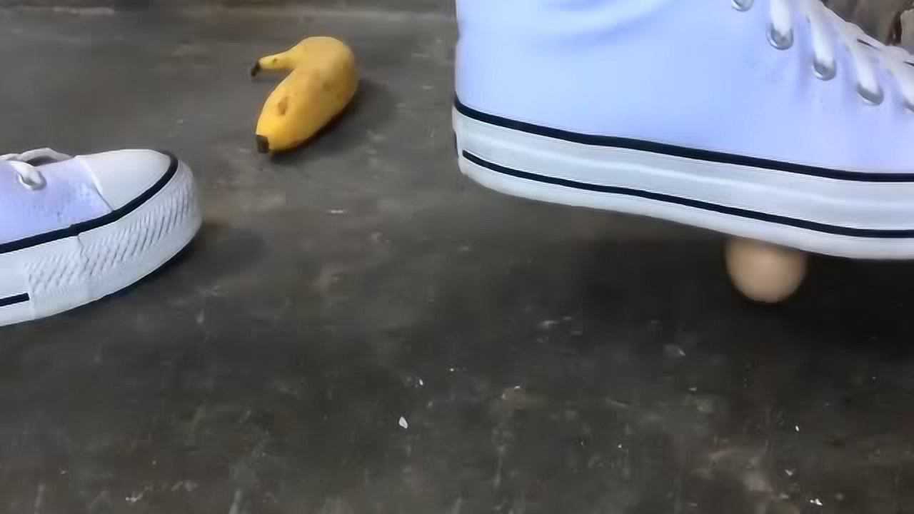 (食物踩踏)用匡威白色帆布鞋踩踏食物会怎样_腾讯视频