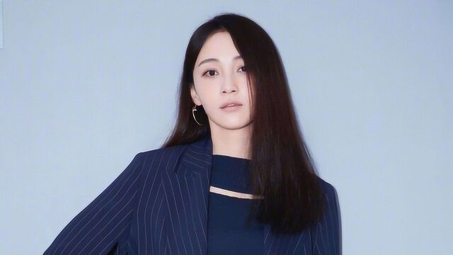 姚笛官宣订婚后与老公牵手现身机场,为老公买咖啡化身贤内助