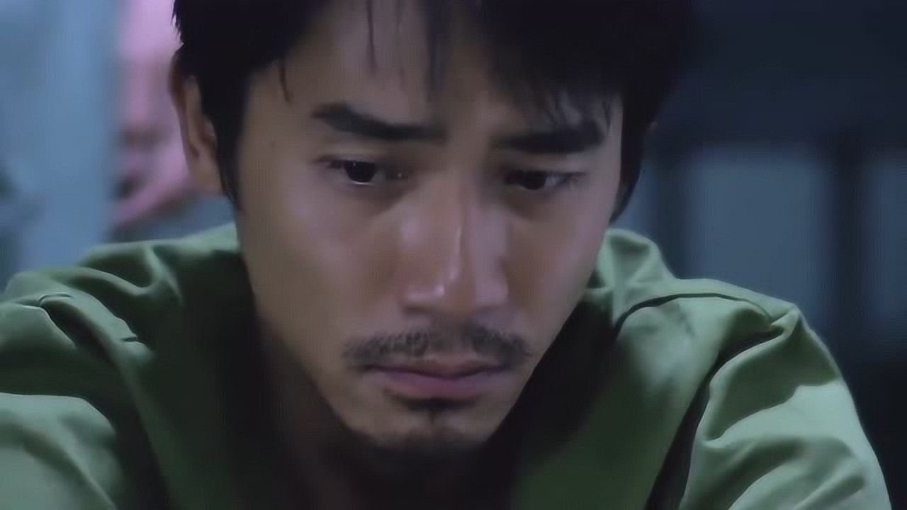 监狱受罚，狱官用沾水藤条打了六下，犯人屁股直接开花了！_高清