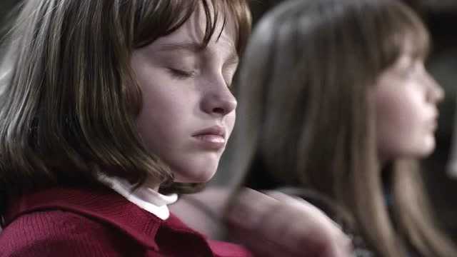 招魂2小女孩被电视台采访鬼魂大叔也来凑热闹