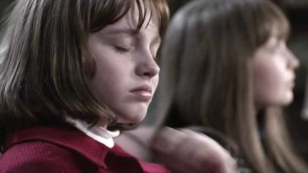 招魂2小女孩被电视台采访鬼魂大叔也来凑热闹